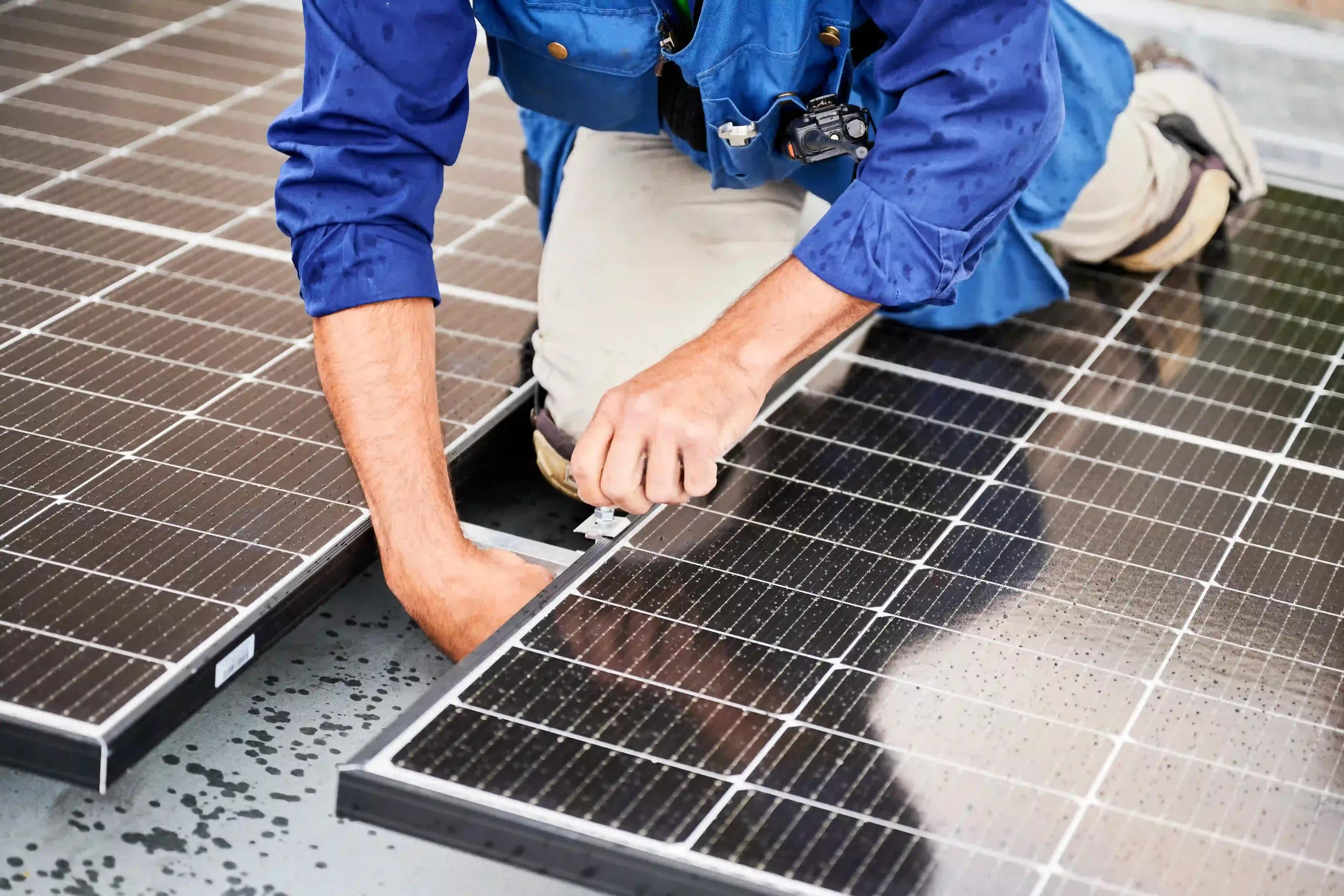 Workers Building Solar Panel System On Roof Of Hou 2024 01 31 17 19 43 Utc 副本